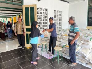 PENYALURAN BANTUAN BERAS CADANGAN PANGAN PEMERINTAH DI KALURAHAN SUMBERRAHAYU