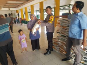 PENYALURAN BANTUAN BERAS CADANGAN PANGAN PEMERINTAH DI KALURAHAN SUMBERRAHAYU